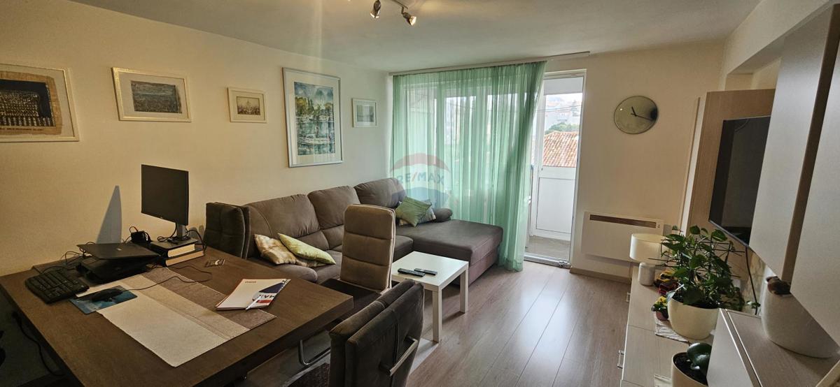 Istra, Pula, dvosoban stan s terasom