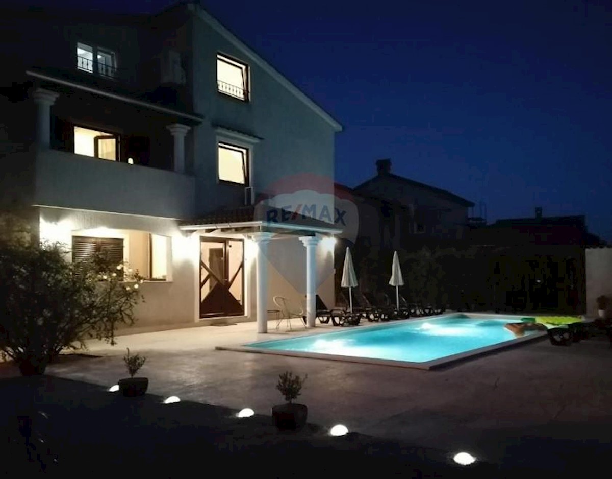 Poreč, okolica, kuća sa tri odvojena stana i bazenom