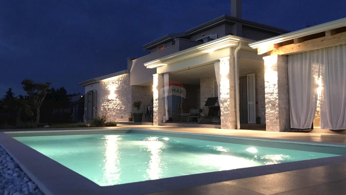 Poreč okolica: Moderna kuća s bazenom i pogledom na more