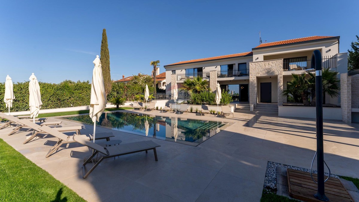 Istra, Poreč - moderna novogradnja sa bazenom i tri stambene jedinice