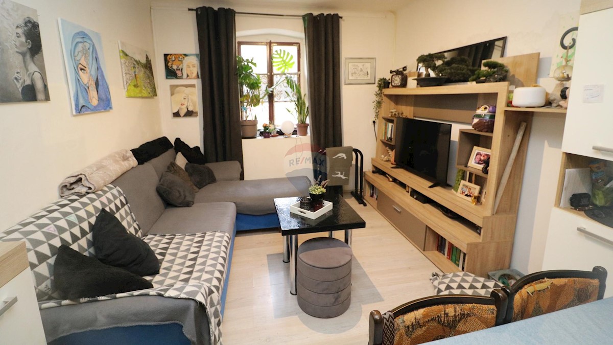 POREČ, okolica- kamena kuća u centru mjesta