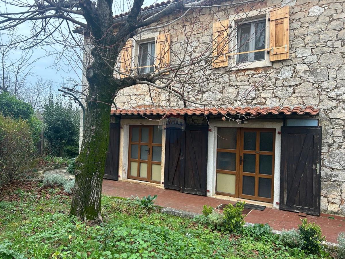 Poreč, okolica, šarmantna kamena kuća sa velikom okućnicom