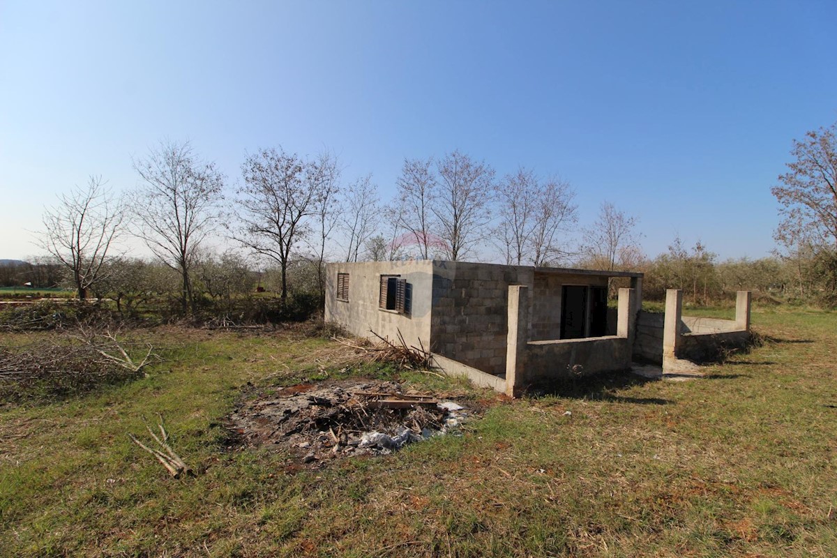 Istra, Poreč - Legalizirani objekt u okolici Poreča sa 1880 m2 zemljišta