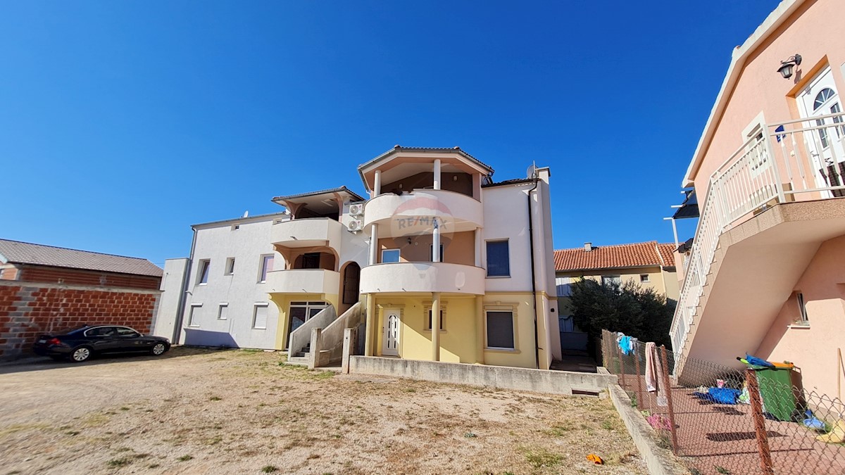  Dva apartmana, visoko potkrovlje - VODICE