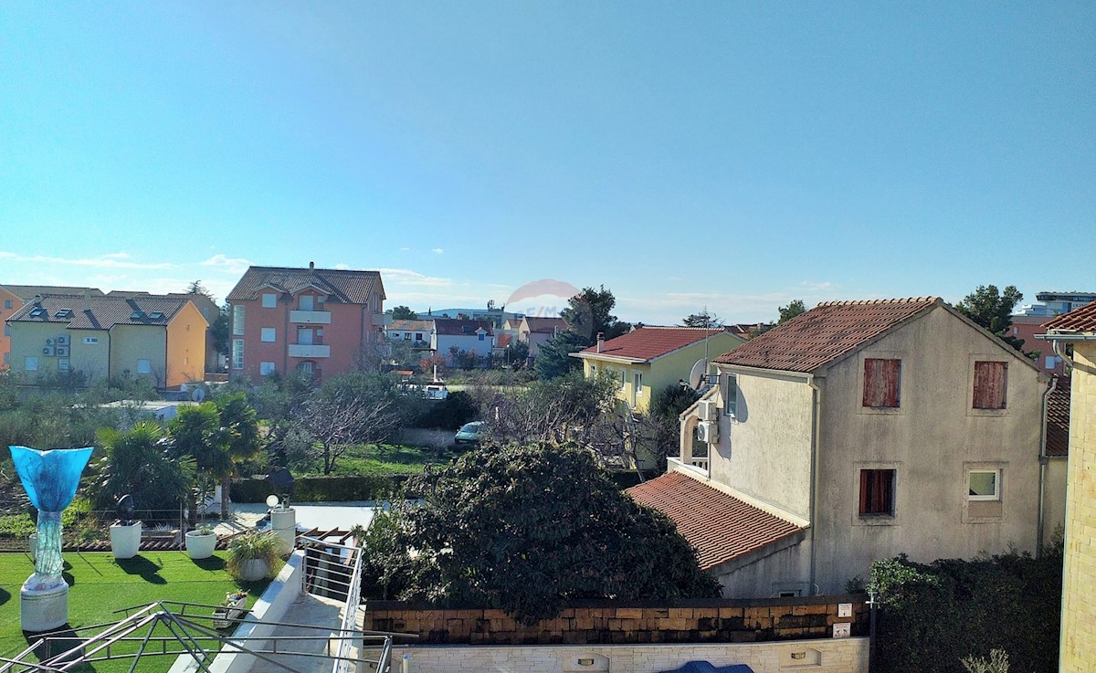 Vodice, trosobni apartman s velikom terasom