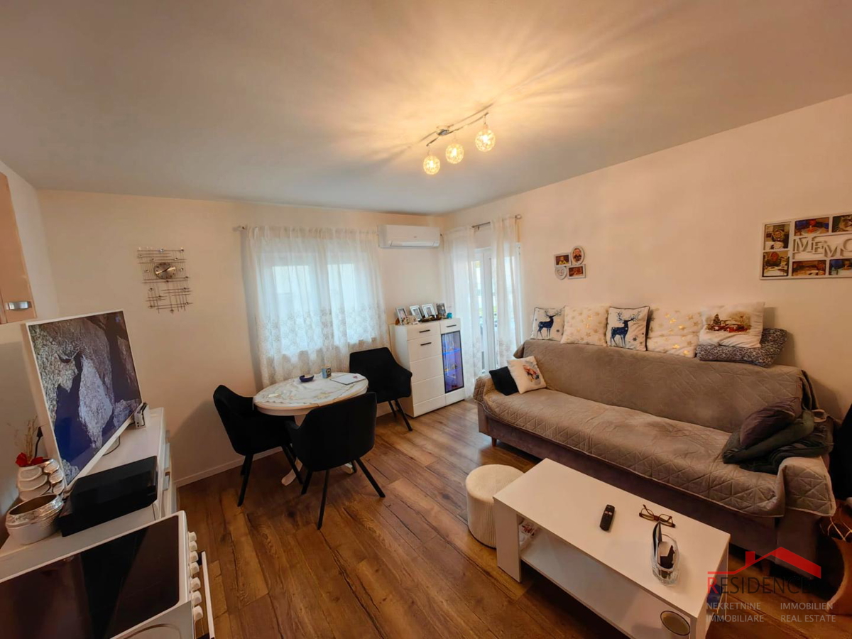 Poreč, stanovanje v visokem pritličju, 500 m od morja