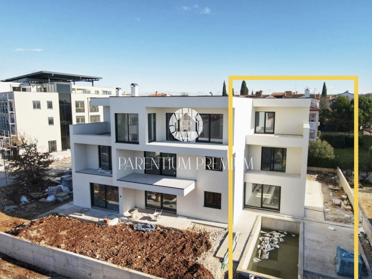 Poreč ,kuća u nizu 800 m od mora