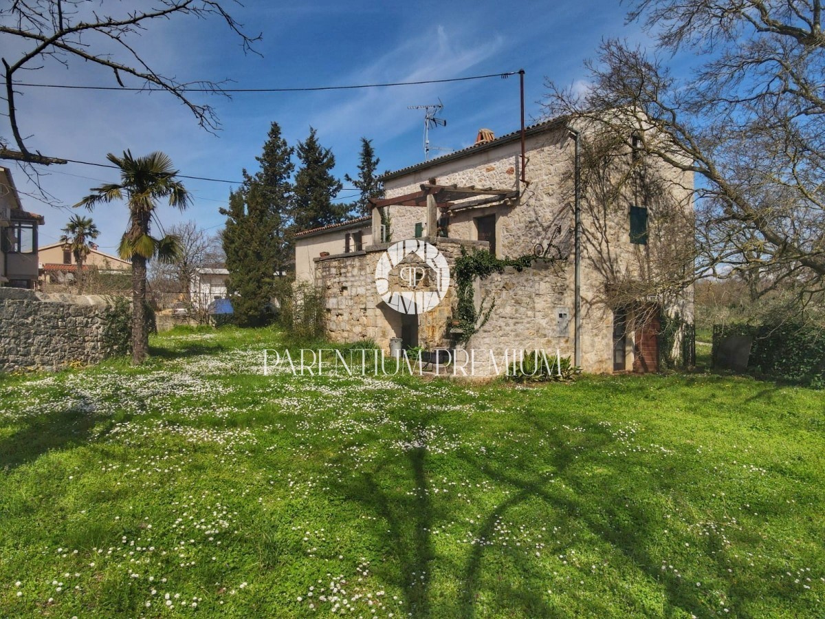 Kamena kuća nedaleko grada i mora