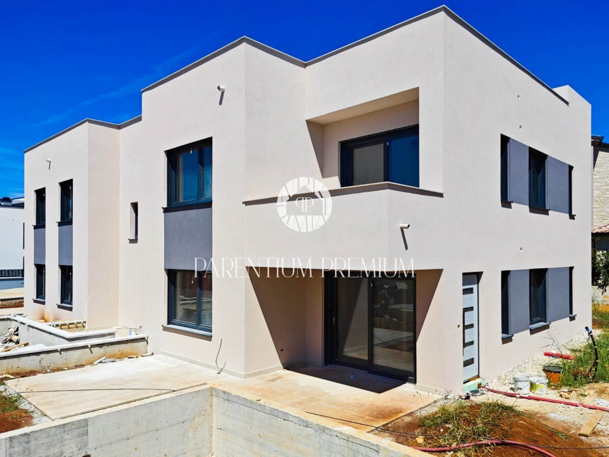 Luxury apartment with a yard in a great location