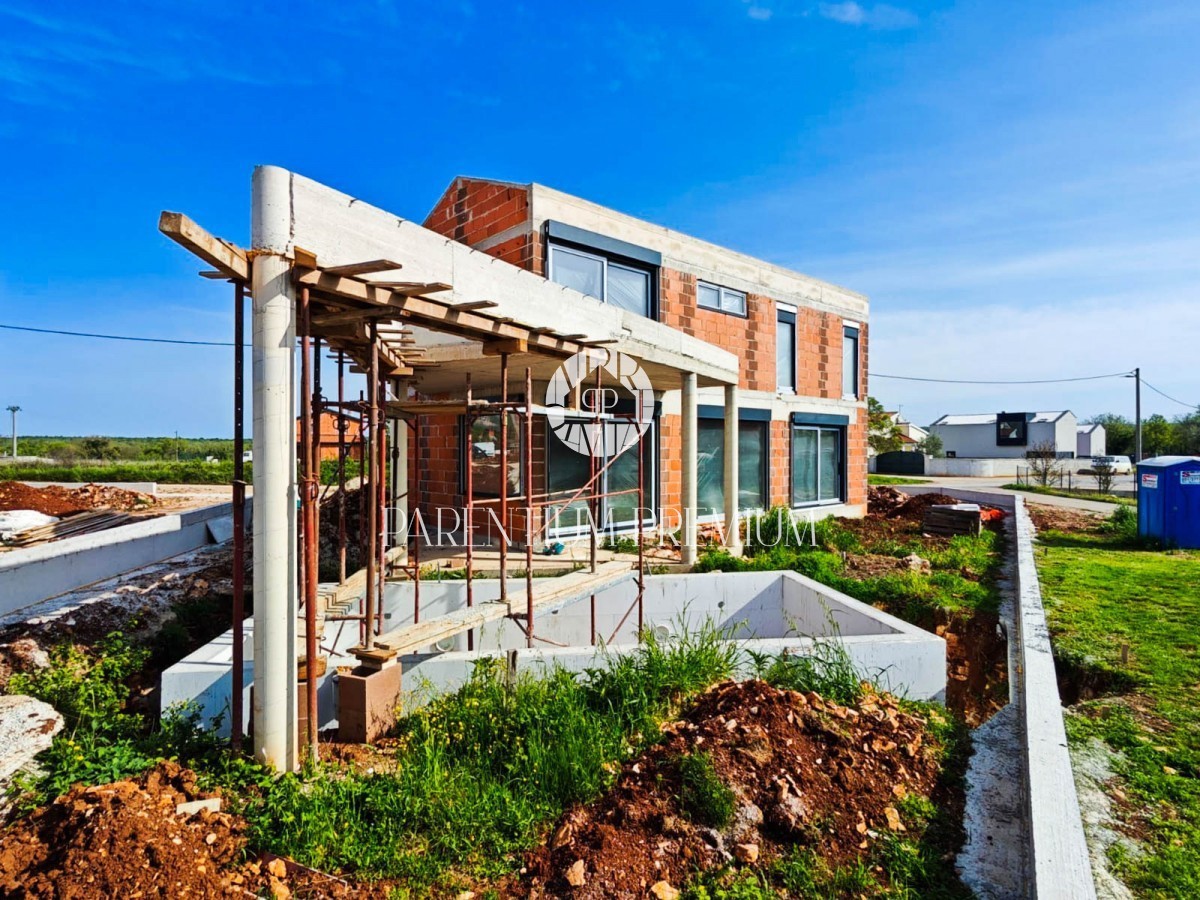 Ausgezeichnetes neues Haus mit Pool