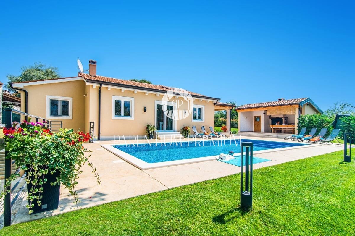 Ein wunderschönes einstöckiges Haus mit Swimmingpool und großem Garten