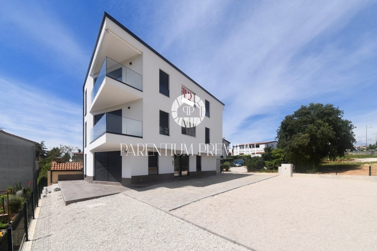 Stan u modernoj zgradi sa dvorištem udaljen 400m od plaže