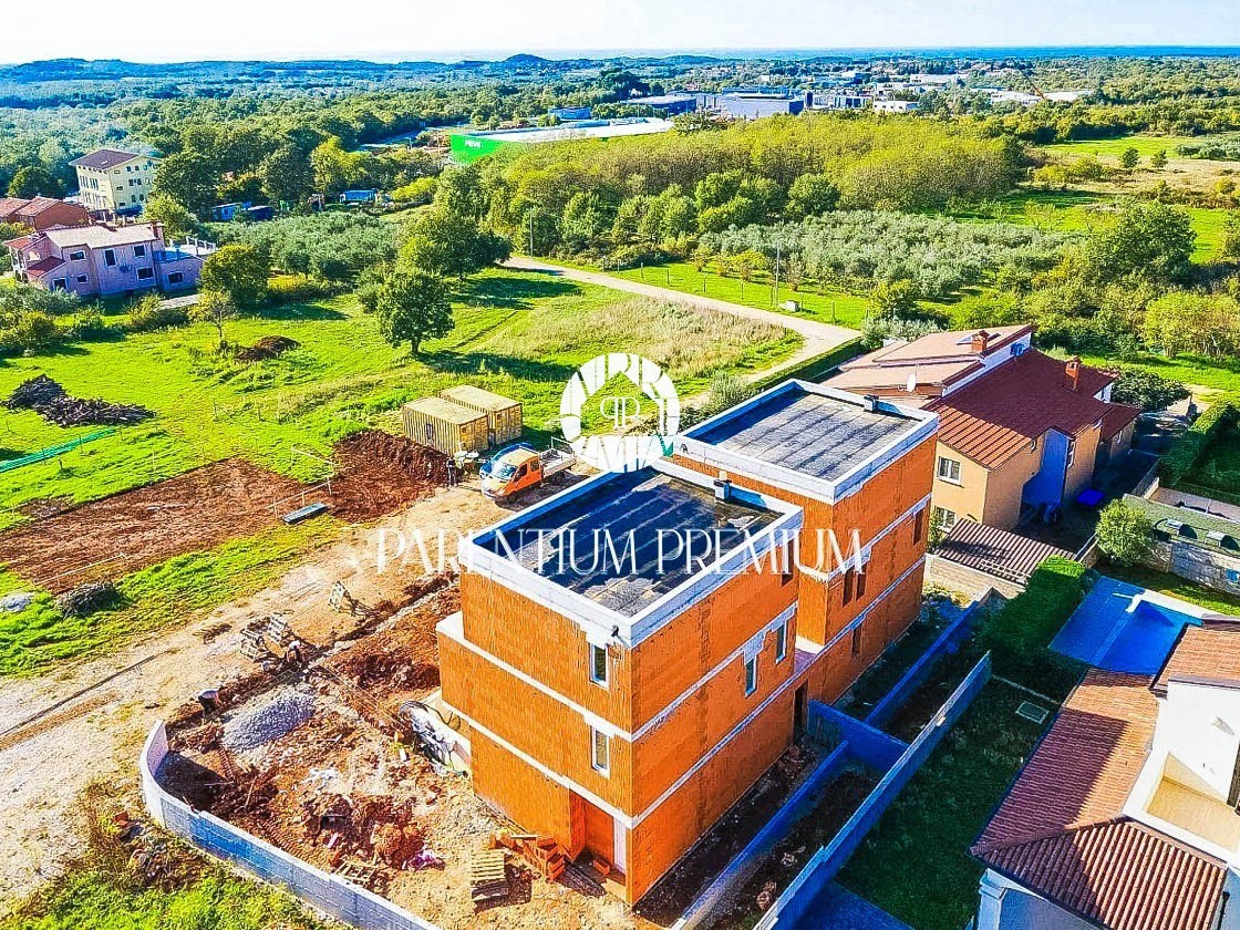 Modernes Haus mit Pool und Panoramablick auf das Meer