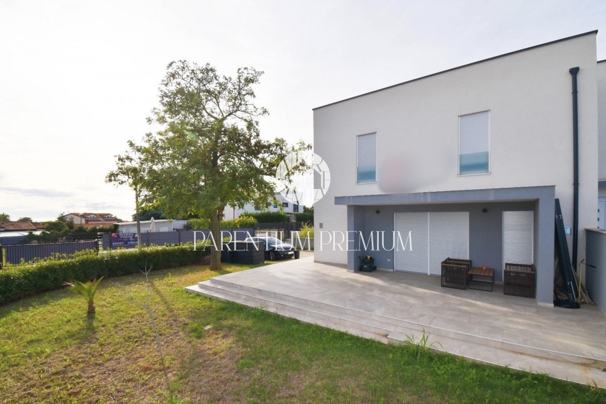 Neu komplett möbliertes Haus mit Garten in der Nähe von Poreč