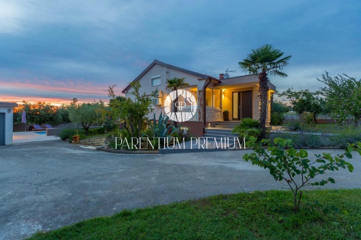 Eine schöne Villa mit großem Garten