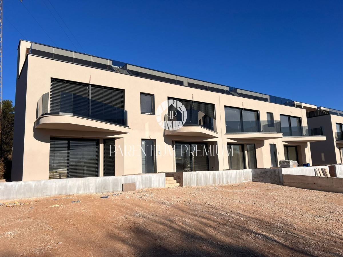 Apartment with roof terrace and jacuzzi 2 km from the sea