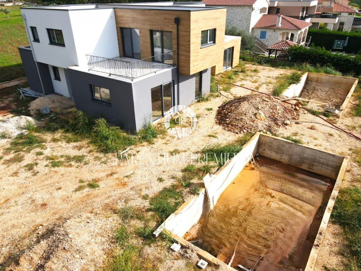 Moderne Doppelhaushälfte mit Swimmingpool