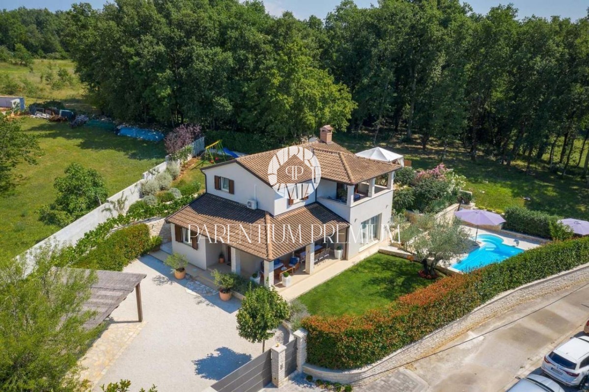Eine Villa mit Swimmingpool und einem schönen Garten