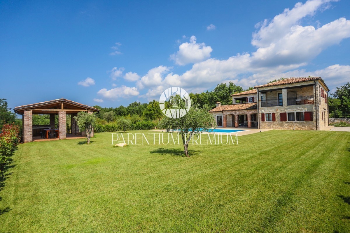 Eine wunderschöne Villa aus Stein mit einem großen Garten