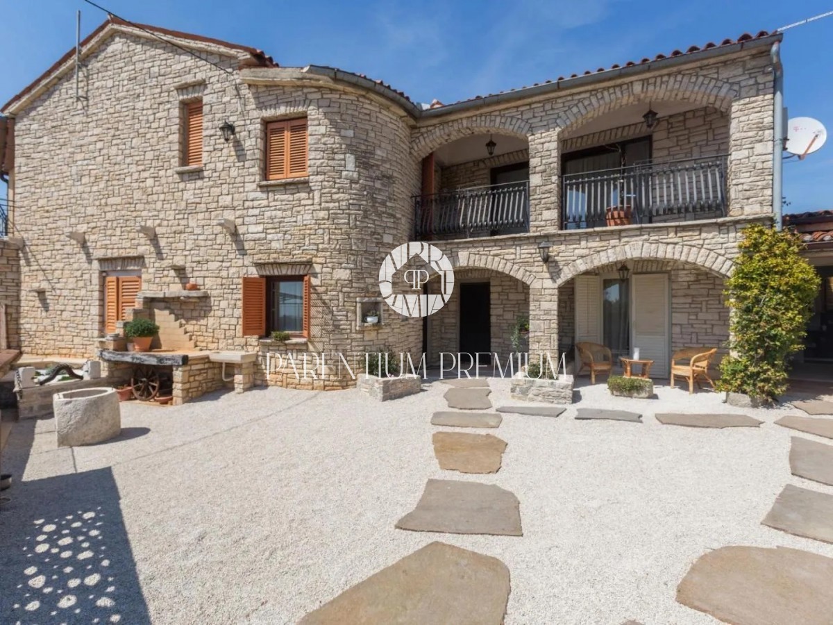 Reihenhaus aus Stein mit drei Wohnungen