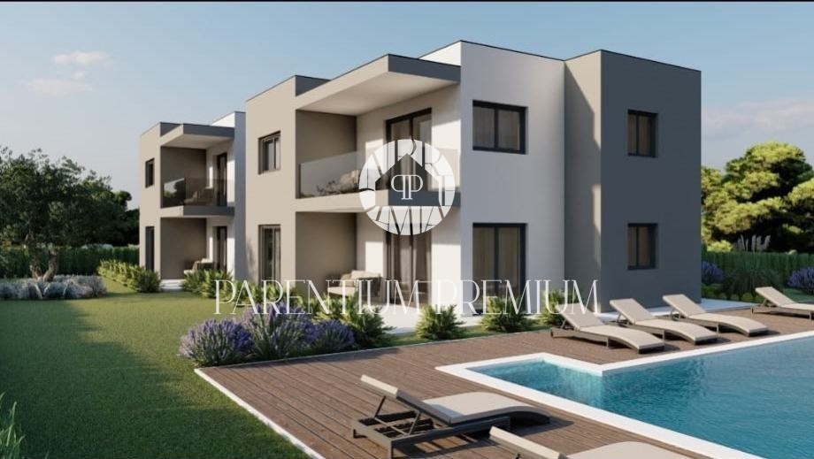 1st floor apartment with three bedrooms, own garden and shared pool