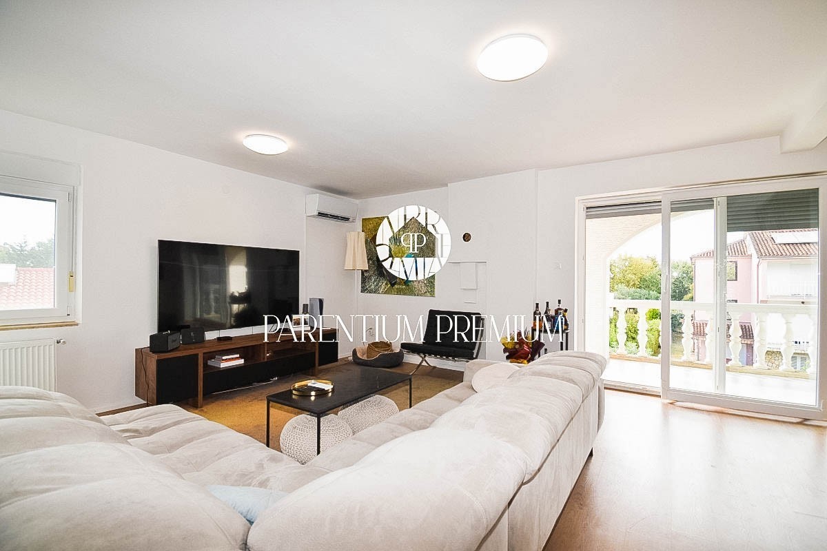 Spacious and furnished two-story apartment with 2 terraces 1500m from the sea
