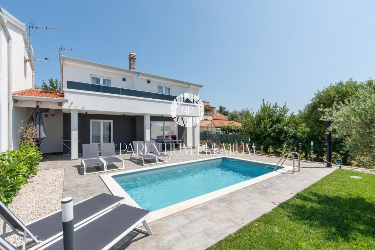 Kompletno opremljena vila sa bazenom i pogledom na more u blizini Poreča i plaže