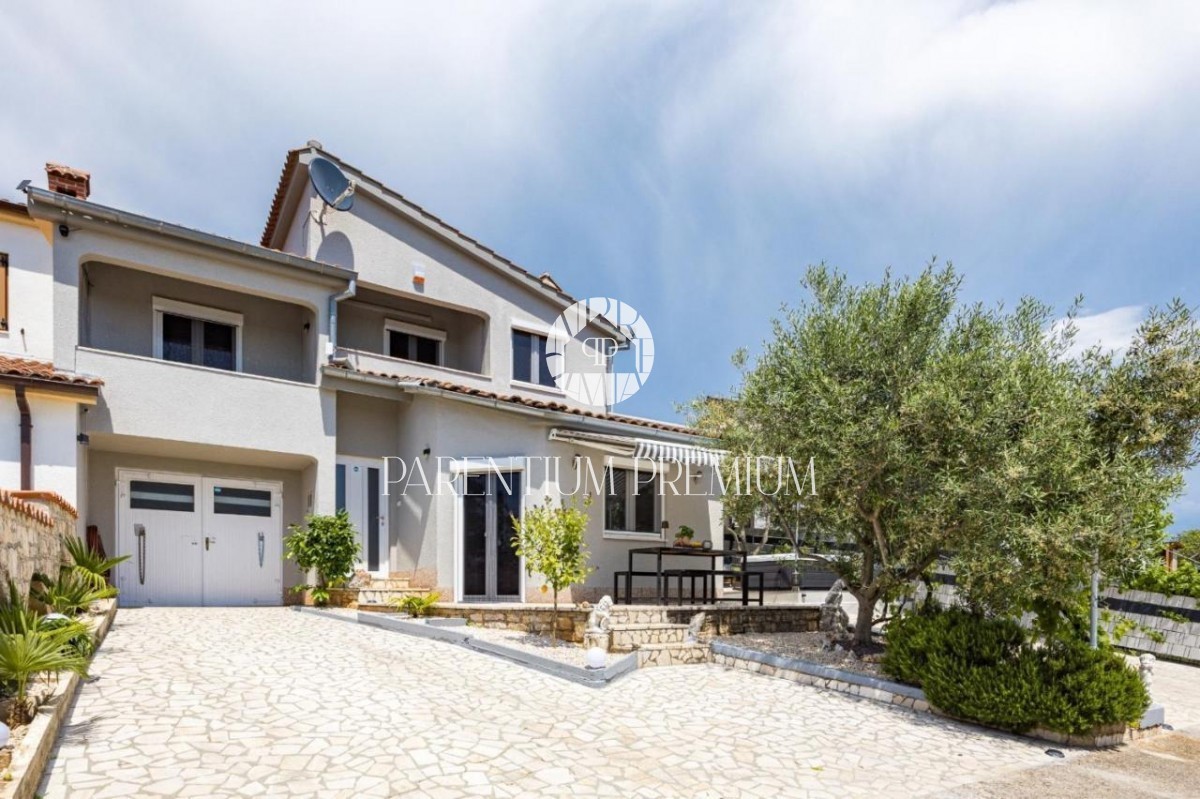 Doppelhaushälfte mit schönem Garten, Garage und Whirlpool