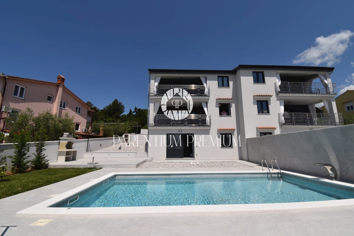 Moderne Doppelhaushälfte mit Swimmingpool