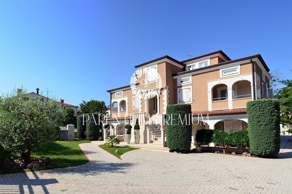 Ein wunderschönes Haus mit 10 Wohnungen, die Aufmerksamkeit verdienen