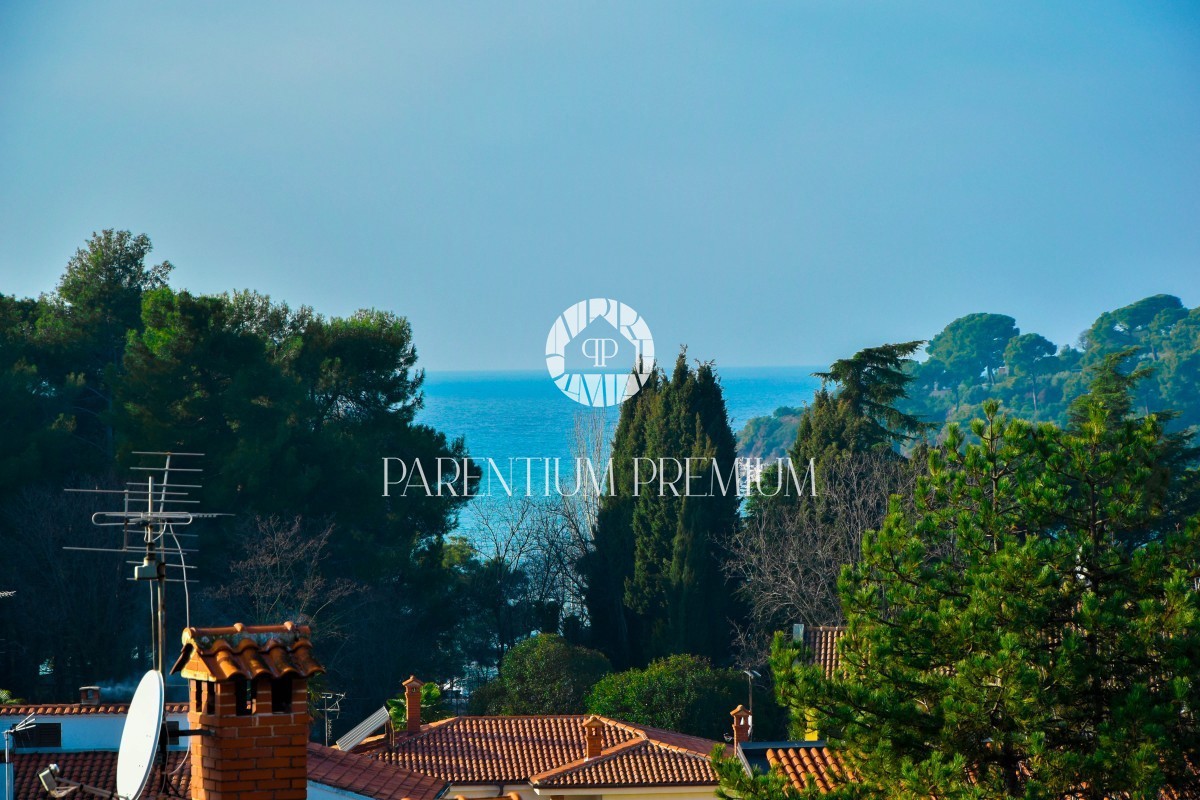 Poreč, Novo Naselje: Spacious Apartment with Sea and Forest View!