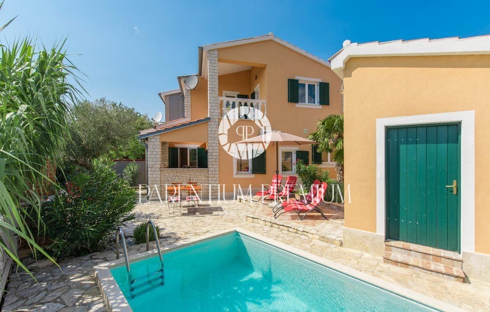 Ein rustikales Haus mit Swimmingpool und wunderschönem Blick auf das Meer