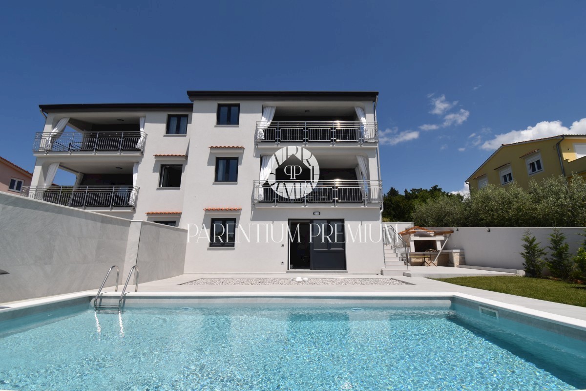 Moderne Doppelhaushälfte mit Swimmingpool