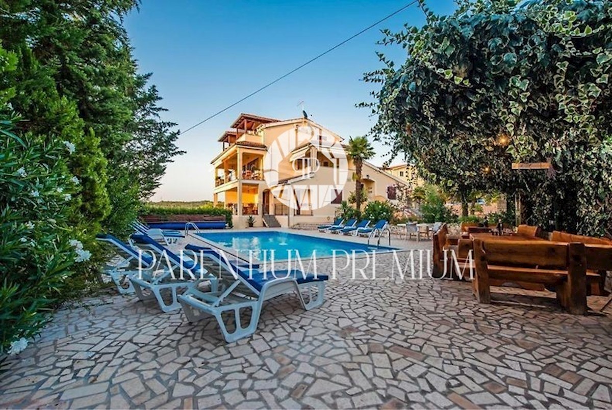 Immobilie für Investoren: Apartmenthaus in Poreč mit 5 Wohnungen mit Blick auf das Meer und die Natur