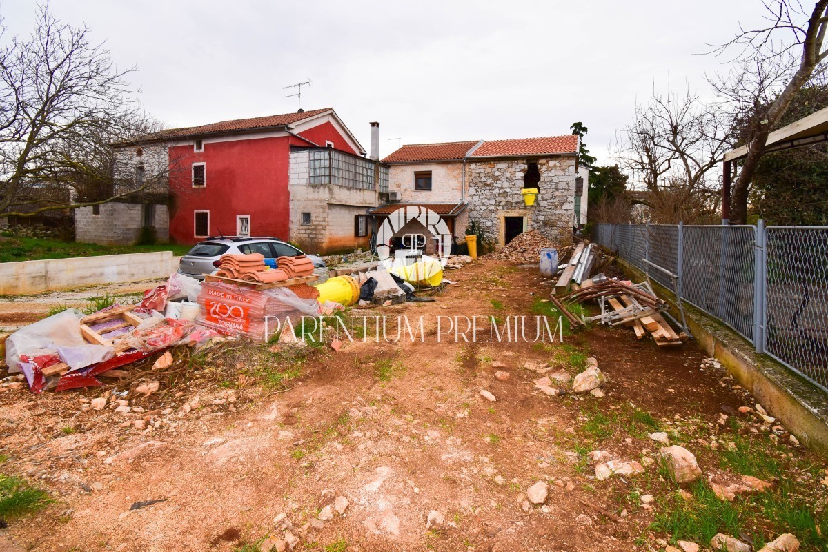 Renovirana kamena kuća s dvorištem u okolici Poreča