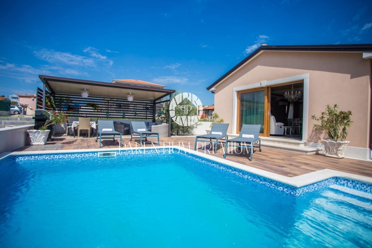 Ein schönes einstöckiges Haus mit einem großen Garten