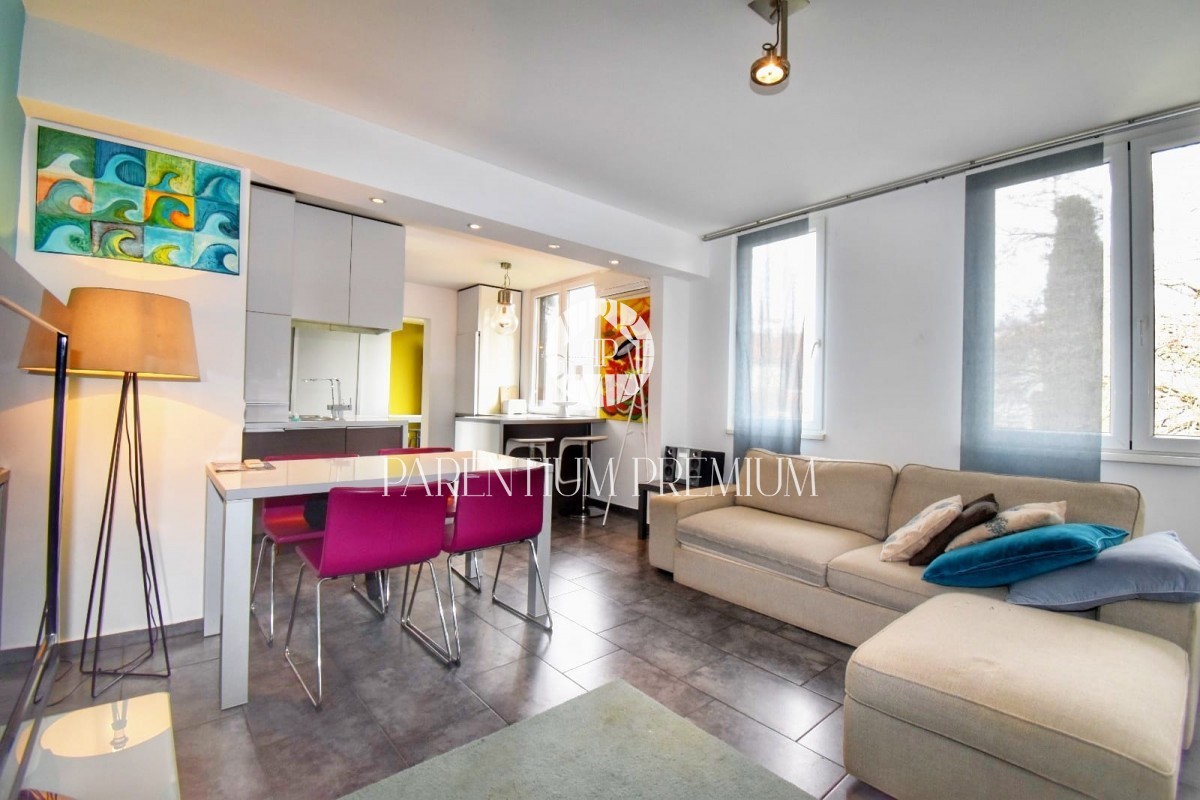 An apartment with a beautiful interior just 30 m from the sea