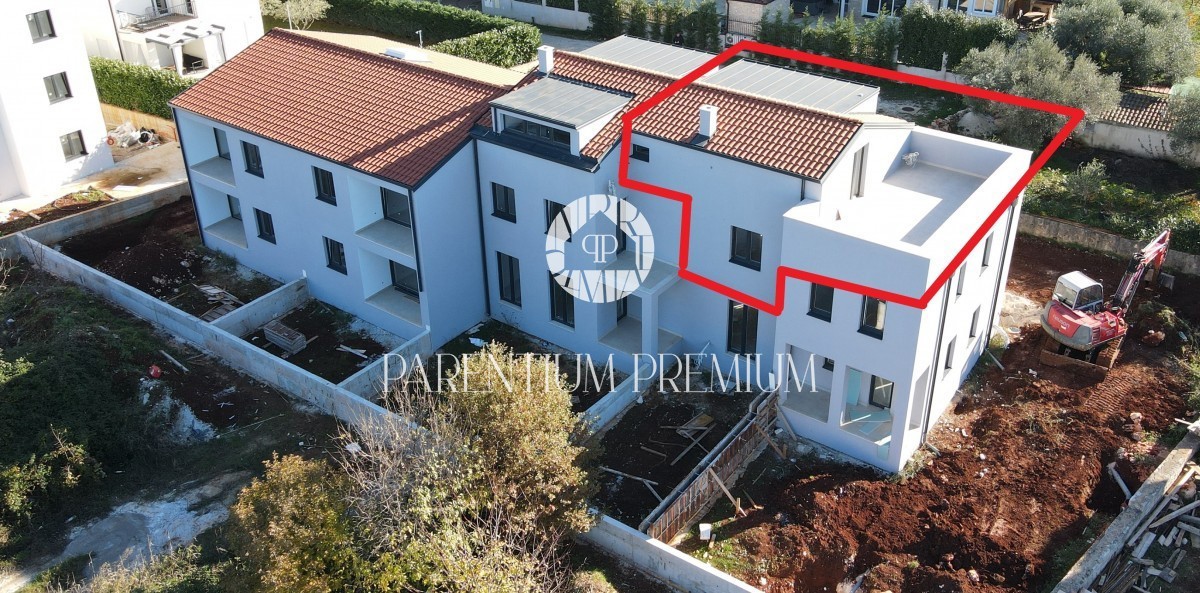 Dvoetažni stan s velikom terasom i pogledom na more