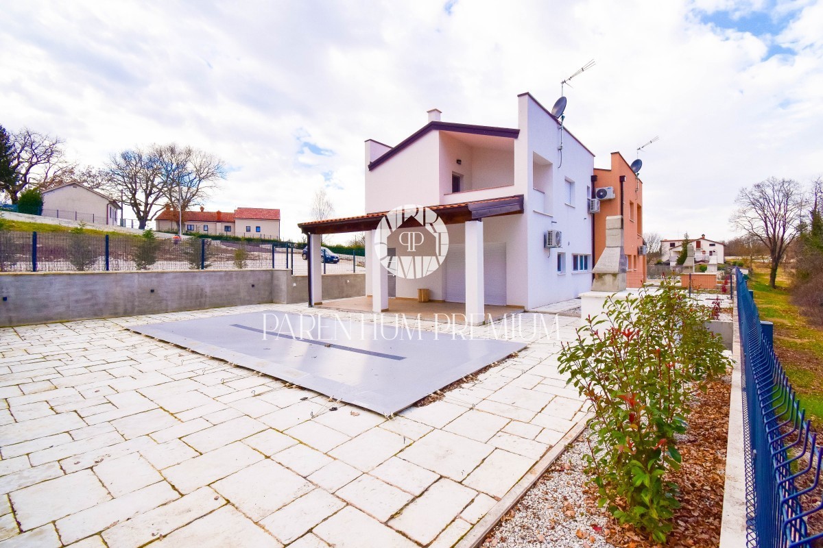 Moderna dvojna kuća sa bazenom u okolici Poreča