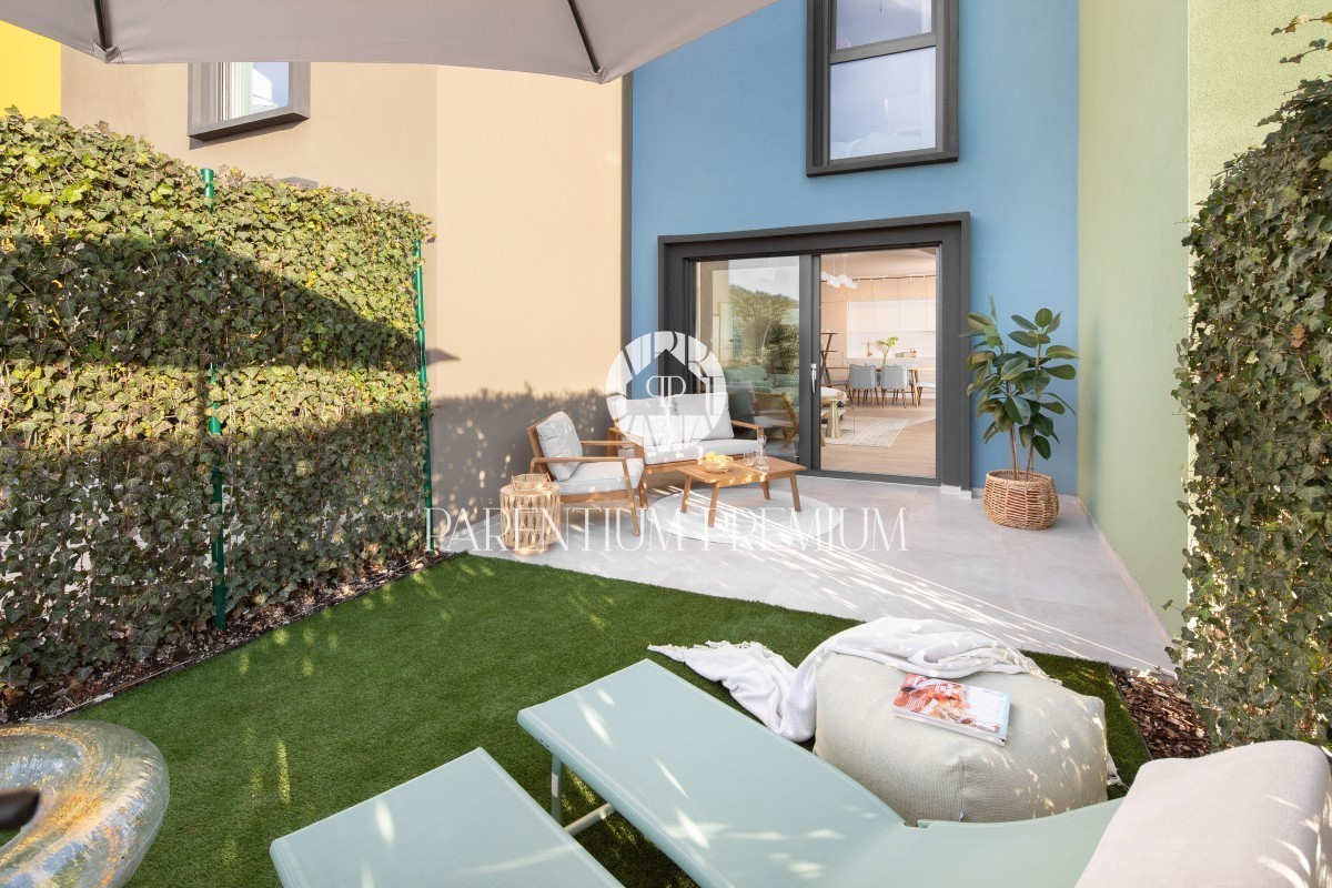 Nova kuća sa dvorištem moderno namještena blizu mora