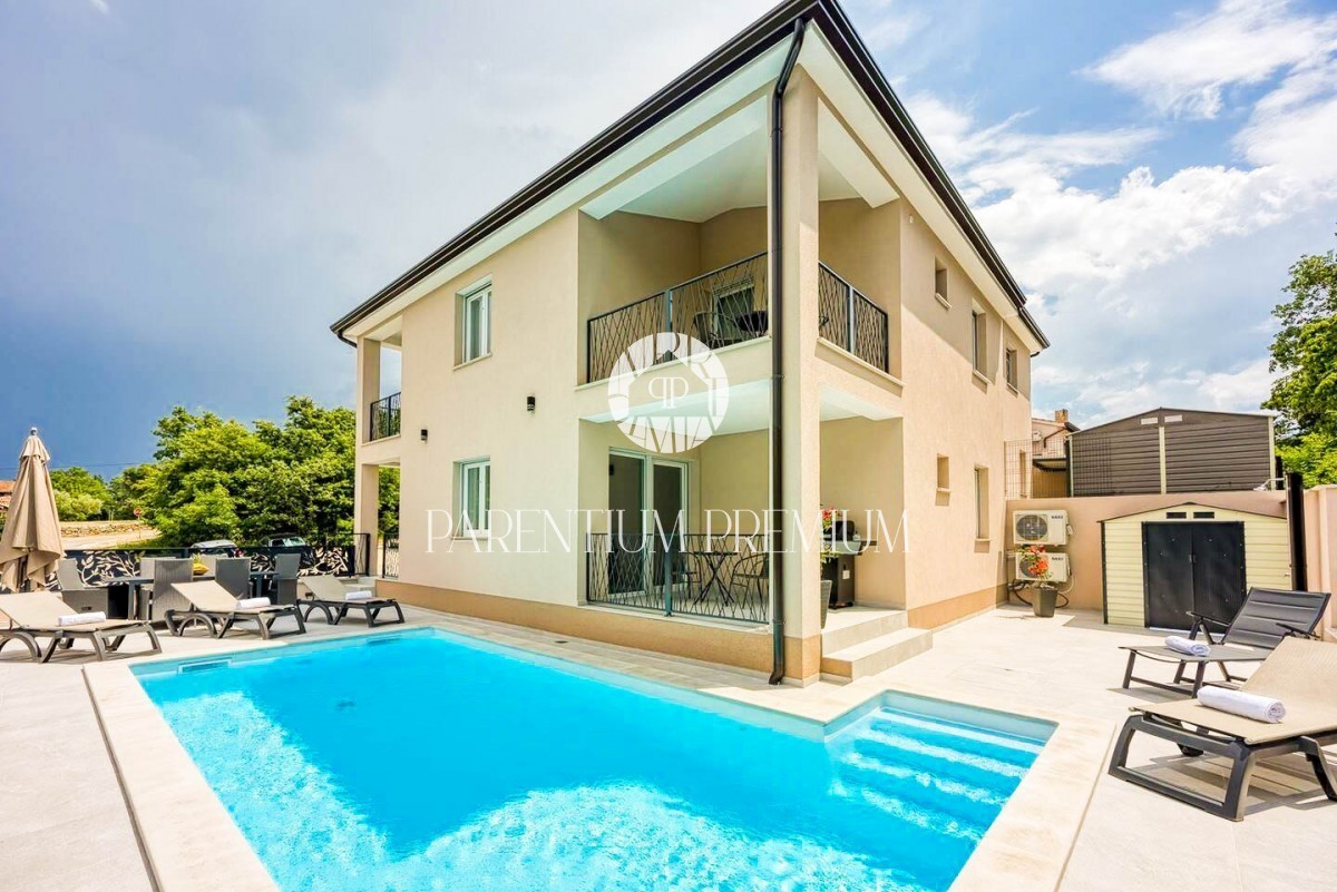 Eine neue, komplett eingerichtete Villa mit Swimmingpool in einem ruhigen Dorf in der Nähe von Poreč