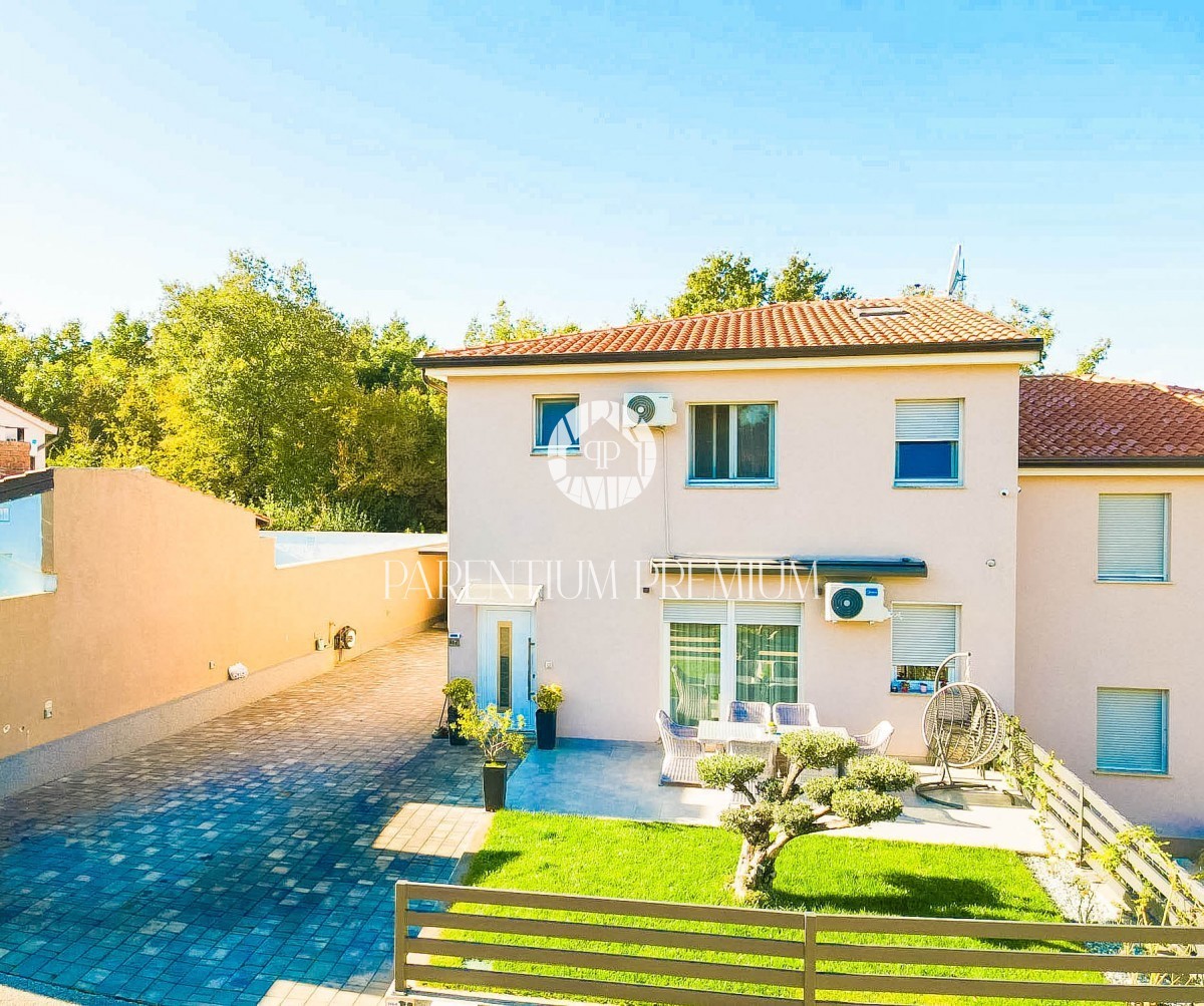 Ausgezeichnetes Haus mit 3 Wohnungen unweit von Poreč in ruhiger Lage