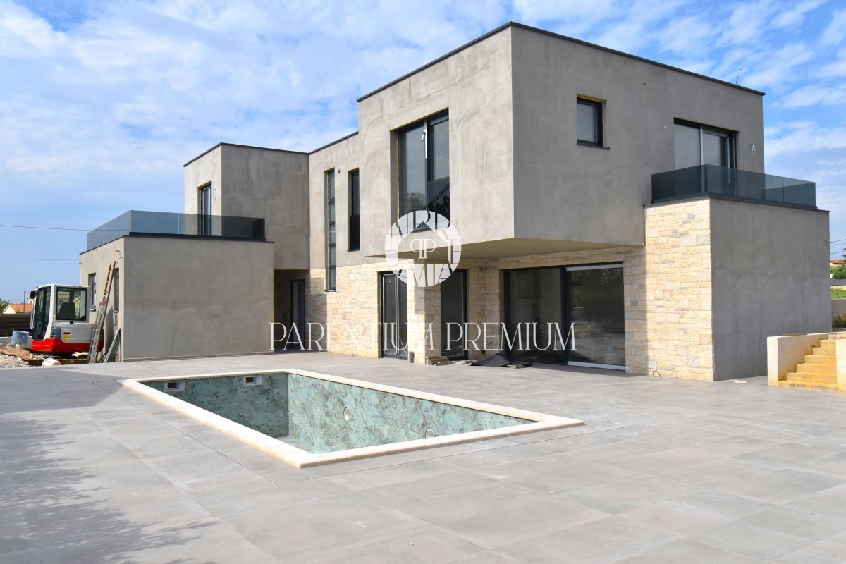 Moderne Villa mit Garage und Swimmingpool