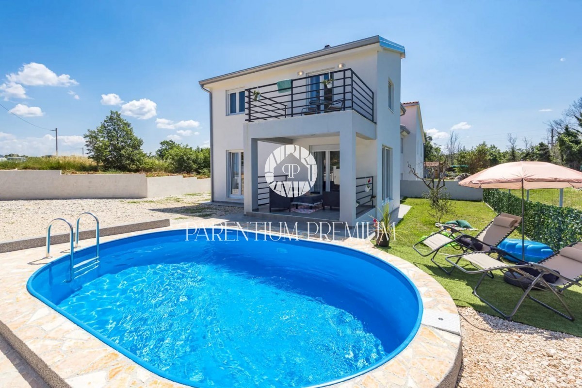 Ein neu möbliertes Haus mit Swimmingpool in ruhiger Lage in der Nähe von Poreč