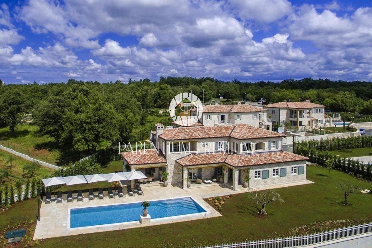 Luxuriöse Steinvilla mit Swimmingpool und Sportbereich