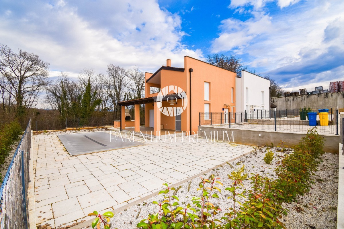 Odlična nova kuća sa 2 stambene jedinice i 2 bazena idealna za bavljenje turizmom