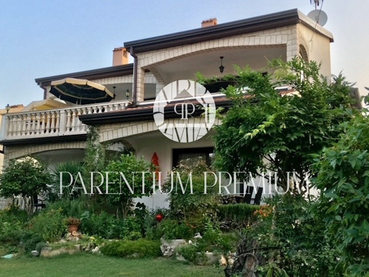 Kuća sa 5 stanova blizu mora i grada