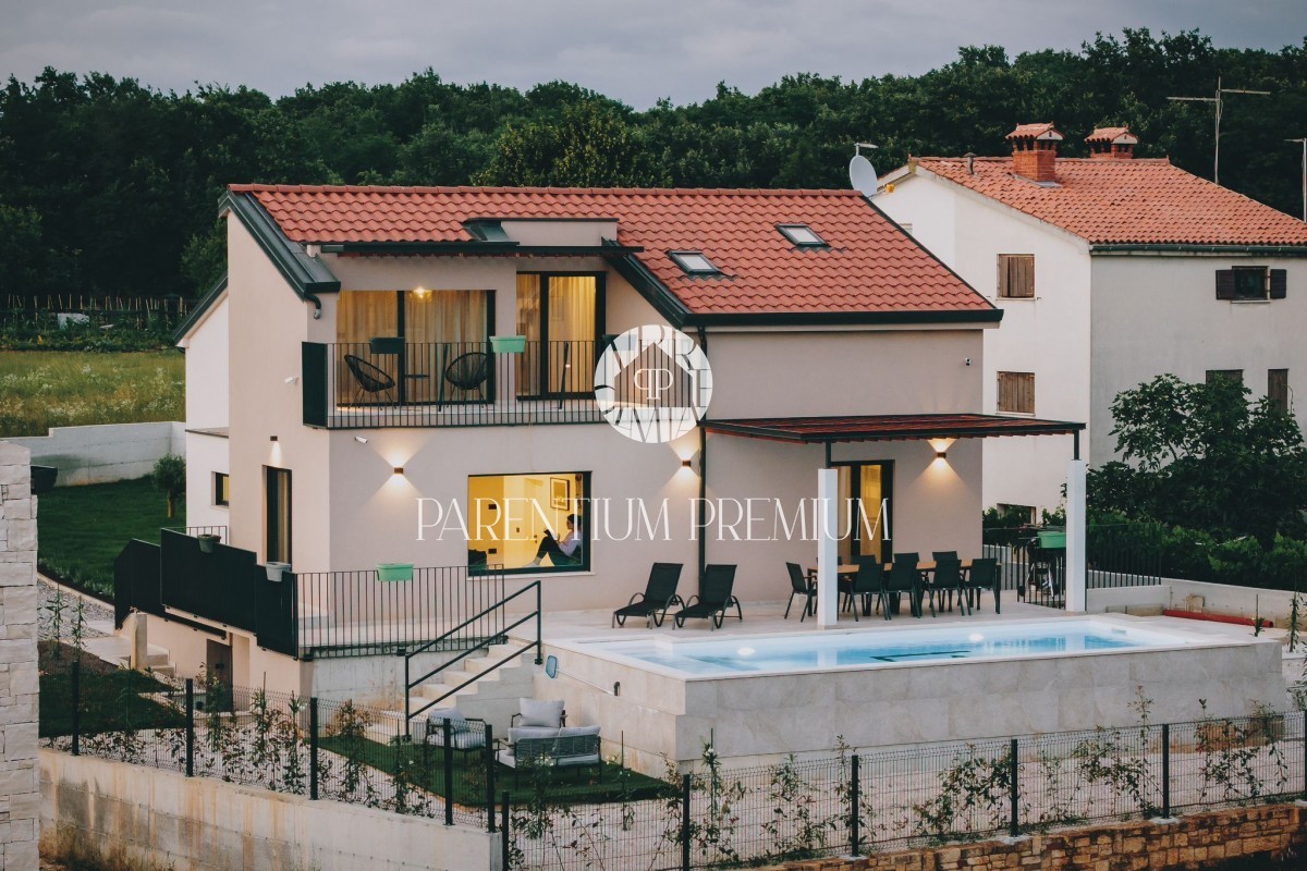 Ein Haus mit Swimmingpool in ruhiger Umgebung