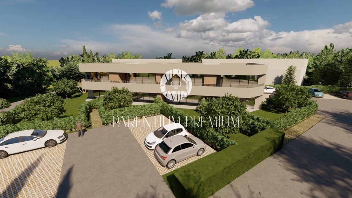 Novi stan sa dvorištem u blizini svih sadržaja 2km od mora