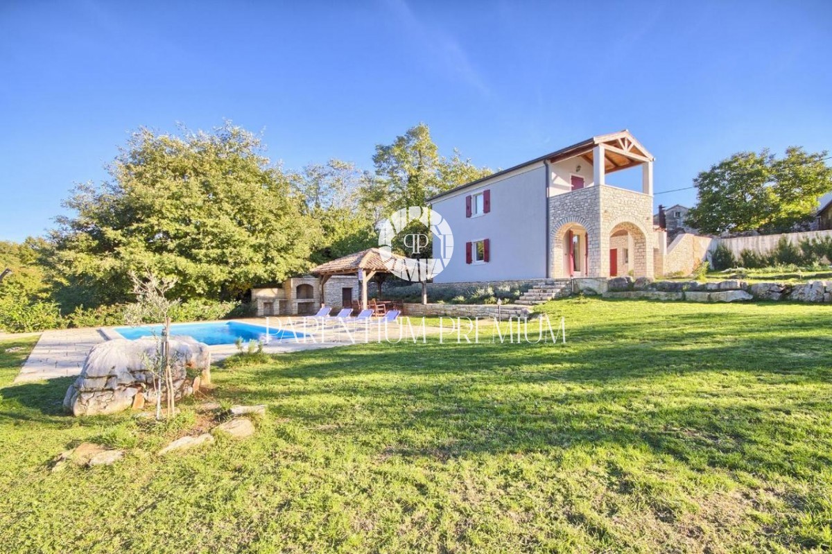 Kuća sa dvije stambene jedinice na prostranom zemljištu